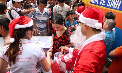 Ông già Noel từ Việt Hưng Phát nâng niu trao quà cho các cháu ở BV Nhi Đồng 1
