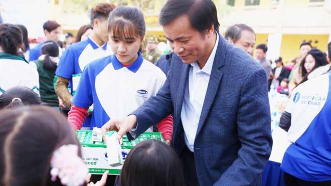 Ông Nguyễn Hạnh Phúc - Ủy viên Ban chấp hành Trung ương Đảng, Chủ nhiệm văn phòng Quốc hội trao tặng sữa cho các em nhỏ tỉnh Hưng Yên.