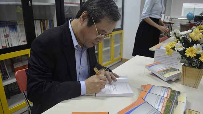 Kỹ sư Nguyễn Đức Khánh – con trai của cố đại tá Nguyễn Đức Khuông – ký tặng tặng sách “Hàng không dân dụng, Sân bay và Cảng hàng không" cho trường Kent