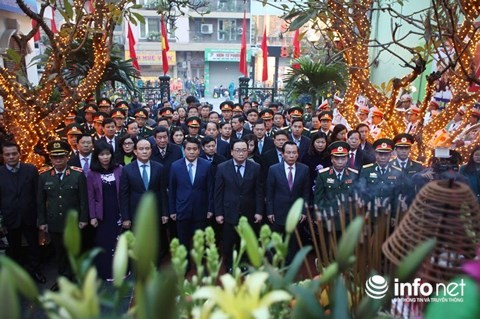 Bí thư, Chủ tịch TP Hà Nội cùng tập thể lãnh đạo đại diện các ban ngành đoàn thể cùng hàng ngàn nhân dân Thủ đô sáng nay đã thwps hương tưởng niệm đồng bào bị bom Mỹ sát hại vào tháng 12 năm 1972