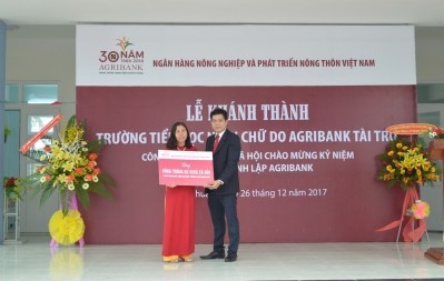 Giám đốc Agribank Ninh Thuận Đinh Xuân Sơn trao biểu trưng Agribank tài trợ 13,5 tỷ đồng xây dựng Trường Tiểu học Ninh Chữ, công trình ASXH chào mừng kỷ niệm 30 năm thành lập Agribank