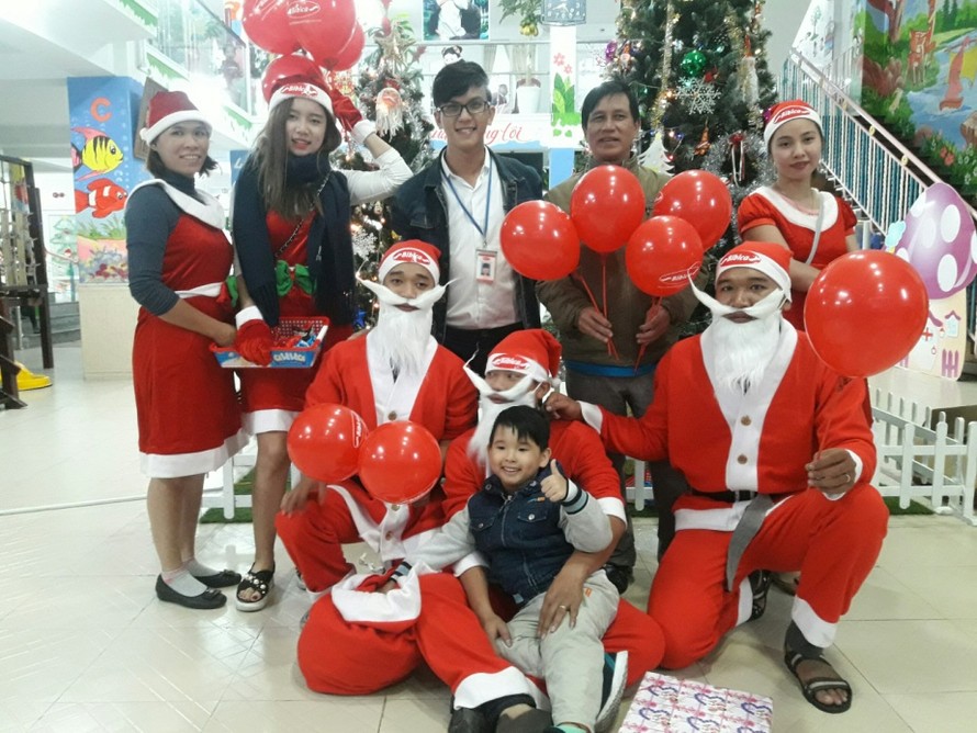 Ông già Noel phát quà cho bé tại Đà Nẵng