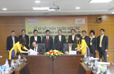 Phó Tổng Giám đốc Agribank Tô Đình Tơn và Phó Tổng Giám đốc VNPost Nguyễn Minh Đức ký kết Thỏa thuận hợp tác
