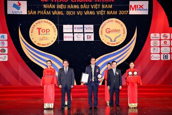 Ông Nguyễn Thế Vinh – Phó TGĐ Tập đoàn GFS nhận biểu trưng vinh danh tại sự kiện