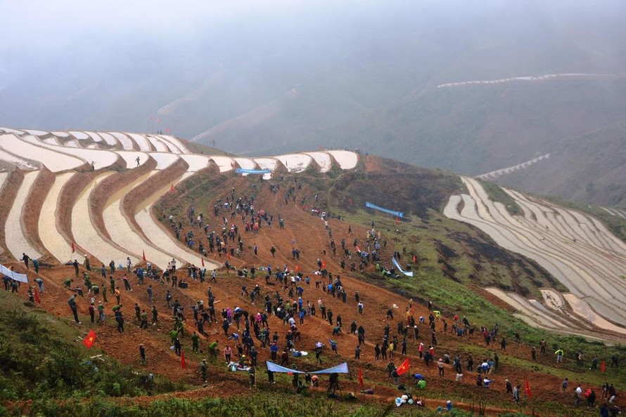 Thanh niên Yên Bái lên núi mở ruộng bậc thang làm kinh tế du lịch và tạo đất sản xuất cho dân