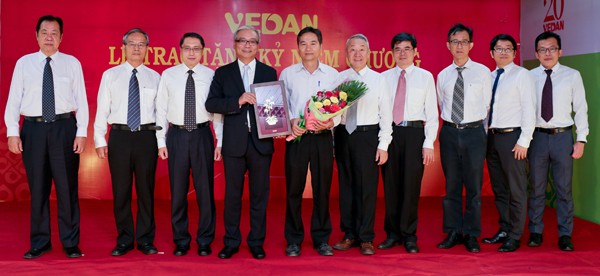 Ban Giám Đốc Vedan trao tặng tranh hoa lan bằng vàng cho ông Võ Thạch Cẩn