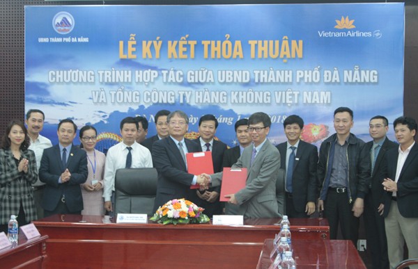 Ông Nguyễn Ngọc Tuấn - Phó chủ tịch UBND TP Đà Nẵng (trái) và Ông Trịnh Ngọc Thành - Phó Tổng giám đốc Vietnam Airlines (phải) trao biên bản thỏa thuận hợp tác