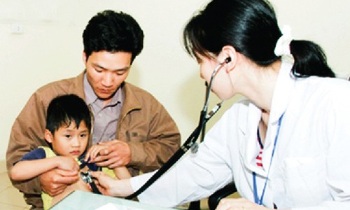 Khi trẻ có dấu hiệu của bệnh hen suyễn, phụ huynh nên cho trẻ đi khám để bác sĩ chữa trị kịp thời. (Ảnh: CHÍ CƯỜNG)