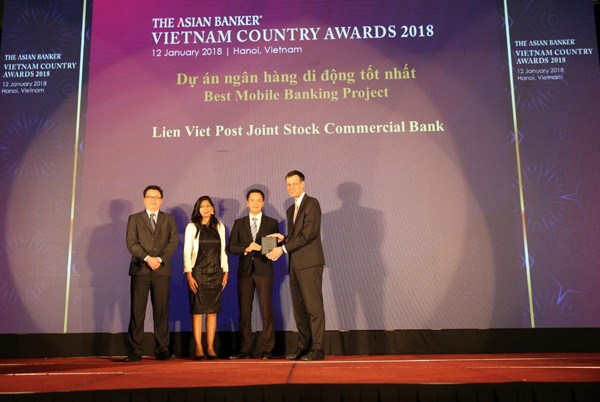 Ông Phạm Quang Đệ, Phó Giám đốc Ngân hàng Điện tử LienVietPostBank (đứng thứ 2 từ bên phải) đại diện cho LienVietPostBank nhận Giải thưởng từ các vị đại diện Tạp chí the Asian Banker.