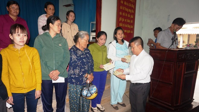 Ông Nguyễn Quang Đông, giám đốc Marketing HD SAISON trao quà cho bà con.