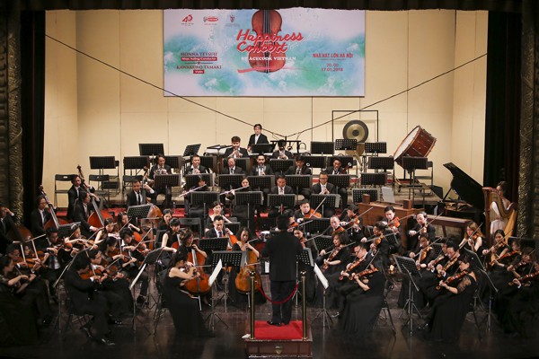 Dàn nhạc giao hưởng Việt Nam dưới sự chỉ huy của nhạc trưởng Honna Tetsuji