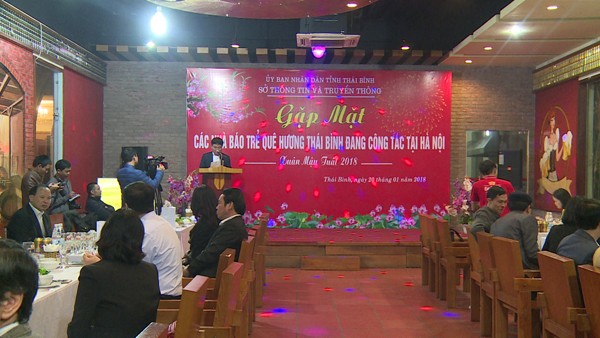 Câu lạc bộ Báo chí Thái Bình cùng DN trao quà gia đình khó khăn ở tỉnh