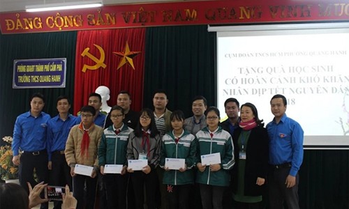Các em học sinh có hoàn cảnh khó khăn trên địa bàn phường nhận quà từ Đoàn thanh niên Công ty than Dương Huy- TKV