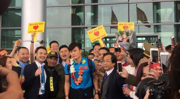 Ngoài chương trình đón và tôn vinh đội tuyển, Bia Hà Nội cũng hỗ trợ thêm 2 xe buýt để phục vụ công tác báo chí cho phóng viên đi theo để đón đội tuyển U23 Việt Nam