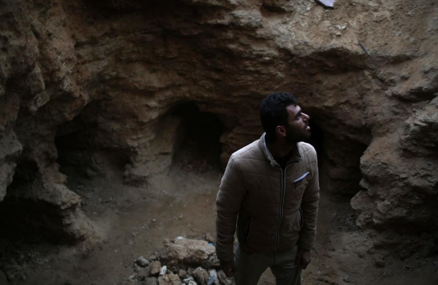 Abdelkarim al-Kafarna phát hiện nghĩa trang cổ ở sân sau nhà