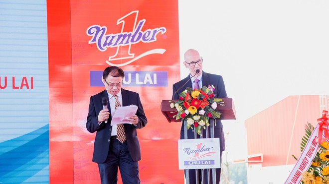 Ông J Eric Bryars (phải), đại diện tập đoàn GEA tại sự kiện khánh thành nhà máy Number One Chu Lai