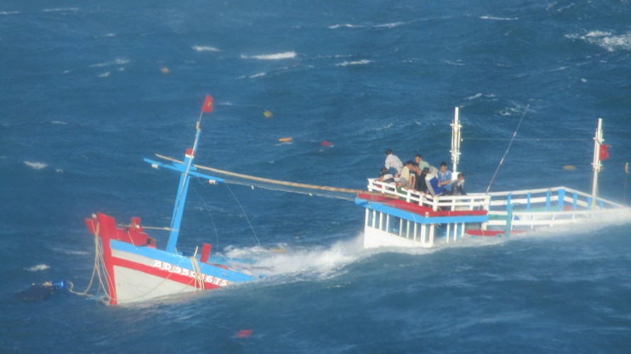 Mỏ Thăng Long – Đông Đô hỗ trợ cứu nạn 12 ngư dân chìm tàu trên biển