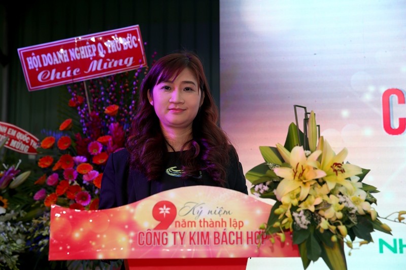 Chị Trần Phước Đức Thục, Giám đốc công ty Kim Bách Hợp phát biểu tại lễ kỷ niệm