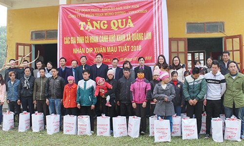 Công ty CP than Mông Dương tặng quà Tết cho hộ nghèo xã Quảng Lâm