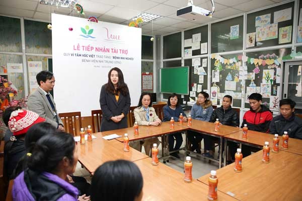 Bà Trần Thị Như Trang – Giám đốc Quỹ Vì Tầm Vóc Việt ân cần tới từng giường bệnh thăm hỏi, động viên và tặng quà cho bệnh nhi nghèo