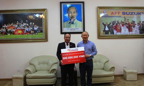 Ông Park Hang Seo, Huấn luyện viên trưởng đội tuyển U23 Việt Nam nhận tiền thưởng từ đại diện HD SAISON tại trụ sở VFF