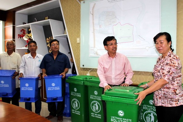 Ông David Dương, Tổng giám đốc Công ty TNHH Xử lý chất thải Việt Nam trao tặng cho thùng rác cho người dân