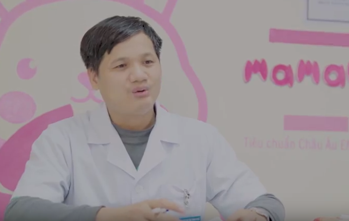 TS Lê Minh Trác - Giám đốc Trung Tâm Sơ Sinh, Bệnh Viện Phụ Sản Trung Ương khuyên các bà mẹ nên dùng khăn giấy ướt.