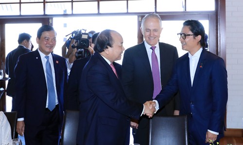 Thủ tướng Chính phủ Nguyễn Xuân Phúc chứng kiến ông Lê Hồng Hà - Phó Tổng giám đốc Vietnam Airlines (trái) và Bếp trưởng Luke Nguyễn trao hợp đồng Đại sứ Ẩm thực Toàn cầu. 