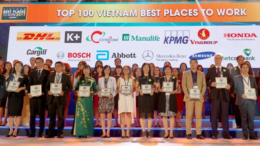 Đại diện Manulife nhận danh hiệu “Nơi làm việc tốt nhất ngành Bảo hiểm 2017” tại Hội nghị Nơi Làm Việc Tốt Nhất Việt Nam 201