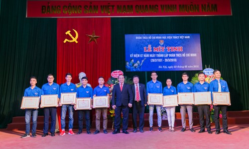 PGS.TS Đậu Xuân Cảnh Giám đốc HV trao tặng bằng khen cho tập thể và cá nhân xuất sắc