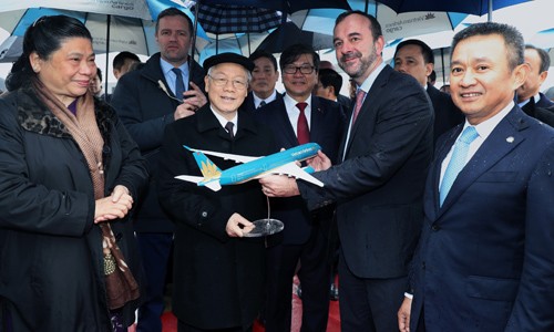 Tổng bí thư Nguyễn Phú Trọng và Phó chủ tịch Quốc hội Tòng Thị Phóng hiện diện và cắt băng chào đón máy bay Airbus A350 thứ 11 của Vietnam Airlines