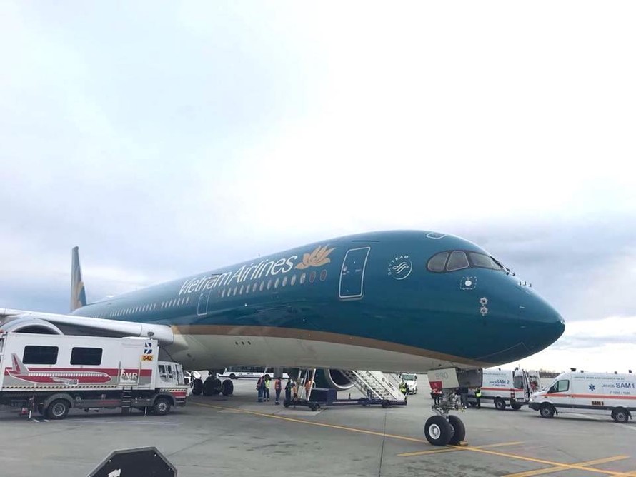 Máy bay Vietnam Airlines hạ cánh khẩn tại Romania cấp cứu hành khách 
