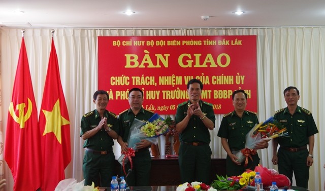 Thiếu tướng Hoàng Đăng Nhiễu tặng hoa và chúc mừng các đồng chí mới bổ nhiệm. Ảnh Daklak.gov.vn