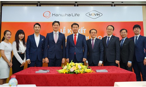 Ông Back Jong Kook (đứng thứ 5 từ trái sang , Chủ tịch HĐTV kiêm Tổng giám đốc Hanwha Life Việt Nam cùng đại diện Công ty TNHH Movin tại buổi lễ ký kết hợp tác chiến lược.