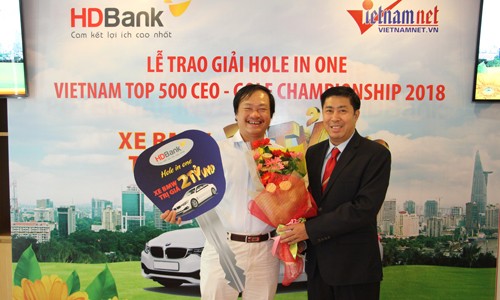 Golf thủ Nguyễn Đăng Quang nhận giải thưởng xe BMW trị giá 2 tỷ đồng từ Phó Tổng Giám đốc HDBank - ông Lê Thành Trung