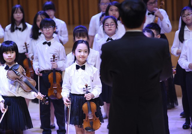 Thần thái xuất sắc, em gái Hà Nội được ví như 'thiên thần violin'