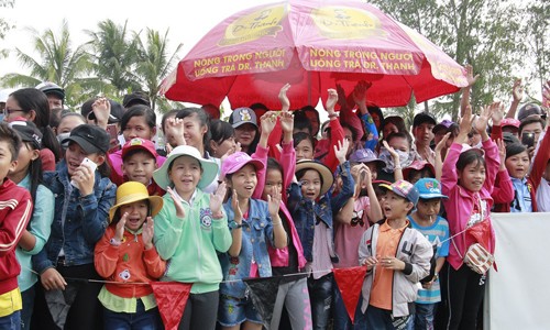Hàng trăm các em học sinh chào đón chương trình Nhịp cầu ước mơ về với quê hương mình