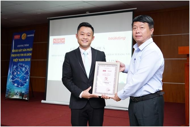 Thời báo Kinh tế Việt Nam trao chứng nhận kết quả khảo sát cho đại diện nhãn hàng Giải độc gan Tuệ Linh