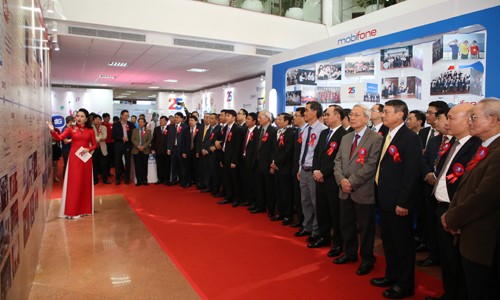 Thứ trưởng Bộ TTT&TT Phạm Hồng Hải cùng các vị đại biểu tham quan khu trưng bày thành tựu MobiFone 25 năm