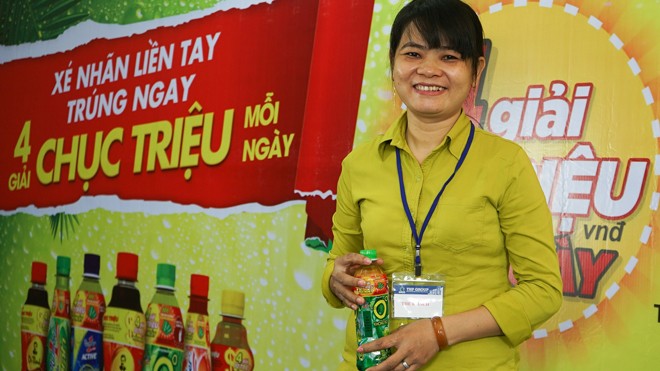 Chị Phương nhận giải thưởng 10 triệu đồng sau khi uống Trà Xanh Không Độ
