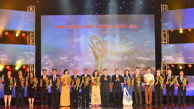 Bộ Trưởng Bộ Khoa học và Công nghệ trao Giải thưởng Chất lượng Vàng Quốc gia cho Tân Á Đại Thành 