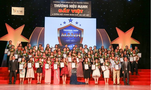 Các doanh nghiệp trên sân khấu vinh danh Thương hiệu mạnh Đất Việt 2018