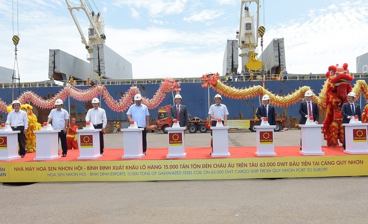 Hoa Sen là doanh nghiệp đầu tiên ở Việt Nam xuất khẩu lô hàng 15.000 tấn tôn sang EU tại Cảng Quy Nhơn
