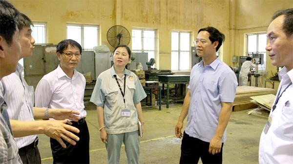Phó Tổng Cục trưởng Giáo dục Nghề nghiệp Trương Anh Dũng kiểm tra tại Trường Cao đẳng nghề Công nghiệp Hà Nội.