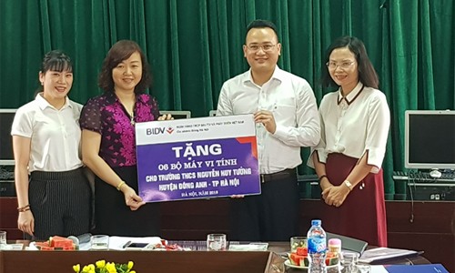 BIDV Đông Hà Nội tặng trường Nguyễn Huy Tưởng 6 bộ máy vi tính