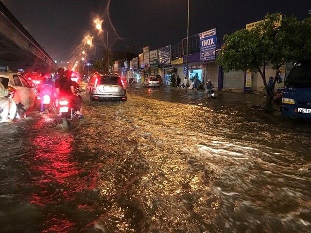 Úng ngập trên đường Nguyễn Xiển trong trận mưa tối 12/5 gây ách tắc giao thông. Ảnh: Ngọc Hải
