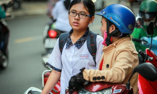 Nhiều phụ huynh chạy nước rút cùng con trong cuộc đua vào lớp 10 công lập. Ảnh: Thành Nguyễn.