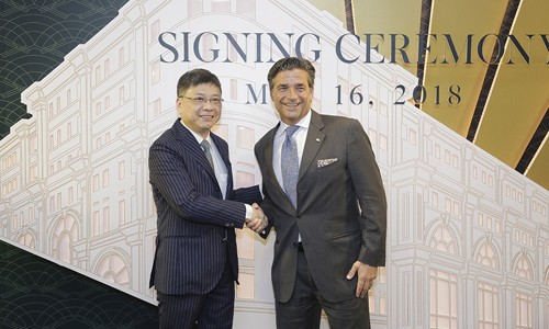 Ông Eric Chu Nap-Kee (trái) - Chủ tịch Công ty sở hữu toà nhà Union Square cùng Ông Richard Baker (phải), Giám đốc Quan hệ Đối ngoại Cấp cao của Tập đoàn Khách sạn Mandarin Oriental tại sự kiện
