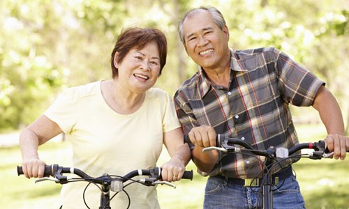 Người lớn tuổi nên quan tâm chăm sóc các khối cơ bằng các hoạt động thể dục và dinh dưỡng cân bằng (nguồn: Shutterstock)