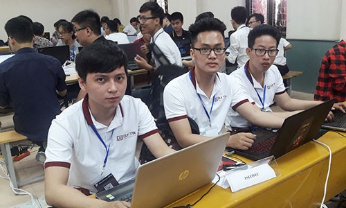Đội tuyển ISITDTU đến từ ĐH Duy Tân trong ngày thi